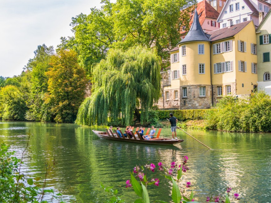 Stocherkahn auf dem Neckar in Tübingen